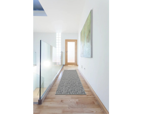 Hol cu covor gri cu model geometric