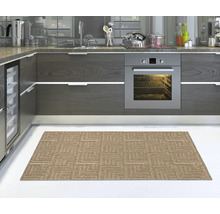 Covor cu model geometric într-o bucătărie modernă.