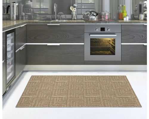 Covor cu model geometric într-o bucătărie modernă.