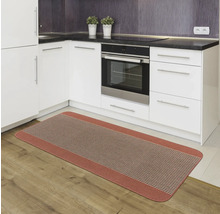 Covoraș de bucătărie în fața dulapurilor de bucătărie albe și un cuptor pe podea de lemn