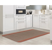 Scenă de bucătărie cu un covor cu dungi în fața dulapurilor de bucătărie albe