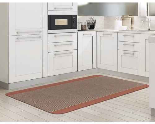 Scenă de bucătărie cu un covor cu dungi în fața dulapurilor de bucătărie albe