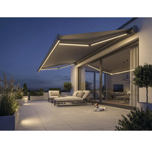 Terasa cu copertină, mobilier de grădină și iluminat seara