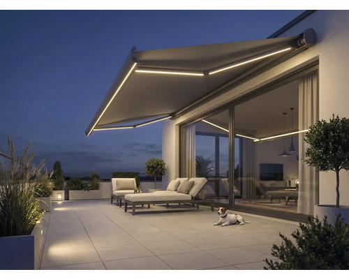 Terasa cu copertină, mobilier de grădină și iluminat seara