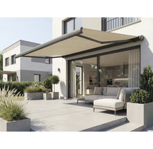 Copertină retractabilă extinsă pe un perete al casei deasupra unei terase cu mobilier de grădină.