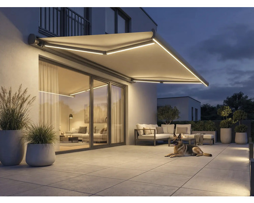 Copertină iluminată deasupra unei terase cu mobilier de grădină și un câine