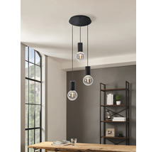 Lumină suspendată cu trei lămpi într-un spațiu de locuit modern.