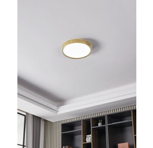 Plafonieră cu ramă din lemn într-o cameră de zi