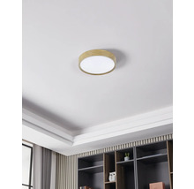 Lumină de plafon cu ramă de lemn într-o cameră luminoasă, modernă