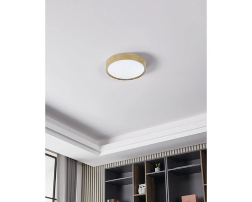 Lumină de plafon cu ramă de lemn într-o cameră luminoasă, modernă