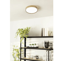 Plafonieră cu margine din lemn într-o cameră luminoasă deasupra unui raft.