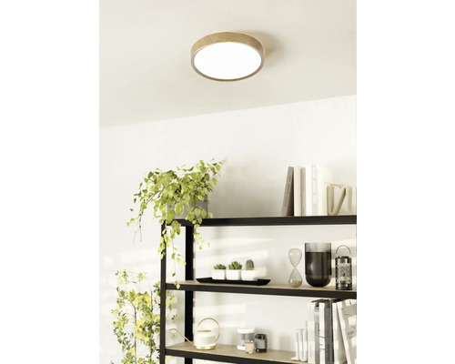 Plafonieră cu margine din lemn într-o cameră luminoasă deasupra unui raft.