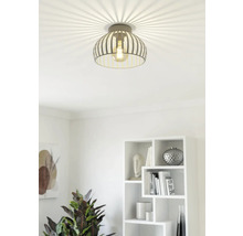 Plafoniere cu abajur cu dungi în camera de zi.