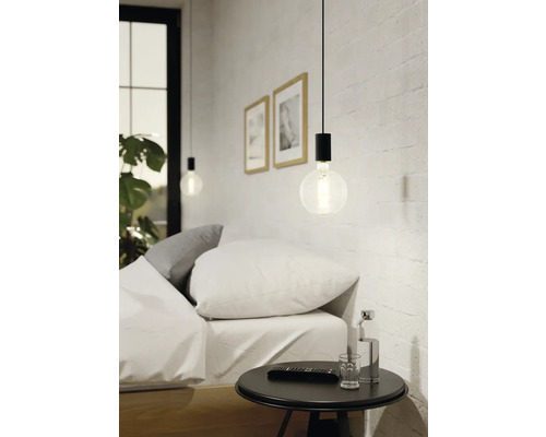 Dormitor cu noptieră și lampă suspendată