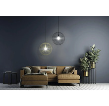 Cameră de zi cu canapea, plante de interior și două lămpi suspendate