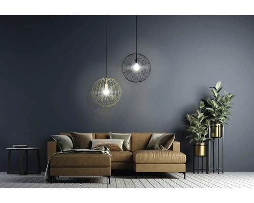 Cameră de zi cu canapea, plante de interior și două lămpi suspendate