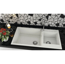 Chiuvetă dublă încorporată din compozit de cuarț cu baterie de bucătărie cu spirală în bucătărie modernă cu perete de mozaic.