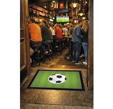 Covoraș cu motiv de fotbal în fața unui bar