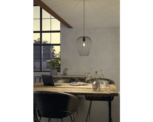 Scenă cu o lampă suspendată metalică deasupra unei mese din lemn într-o cameră luminoasă