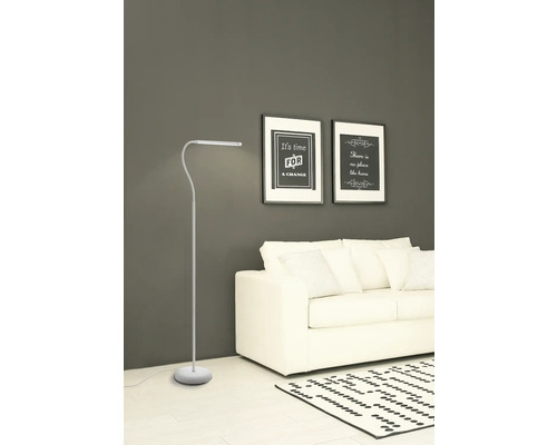 Lampă de podea într-un living cu canapea și tablouri