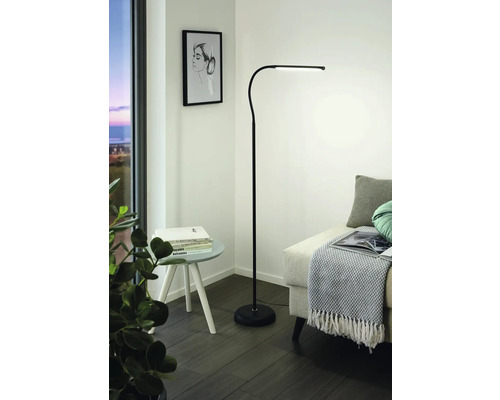 Colț de lectură modern cu lampadar, măsuță laterală și canapea