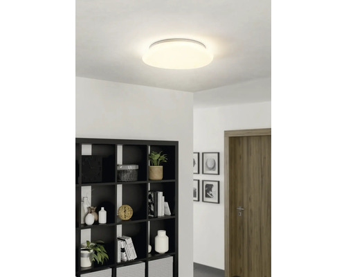 Lumină de tavan într-o cameră luminoasă cu bibliotecă și ușă