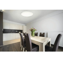 Sufragerie cu masă, scaune și plafonieră cu design modern