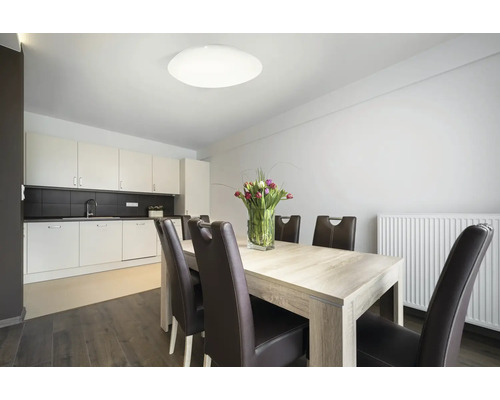 Sufragerie cu masă, scaune și plafonieră cu design modern