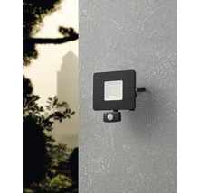 Reflector LED de exterior cu senzor de mișcare pe un perete