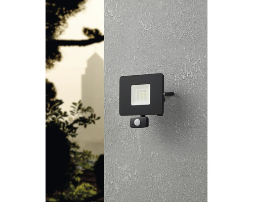 Reflector LED de exterior cu senzor de mișcare pe un perete