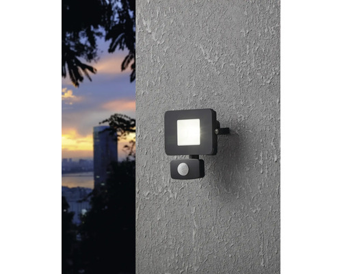 Lumină de perete exterioară cu senzor de mișcare montată pe un perete