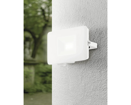 Lumină de perete LED albă pentru exterior pe o fațadă