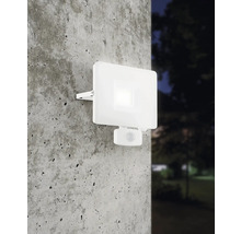 Lumină de perete exterior cu senzor de mișcare pe un perete de beton