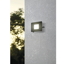 Lumină de perete exterioară pătrată cu iluminare LED pe un perete