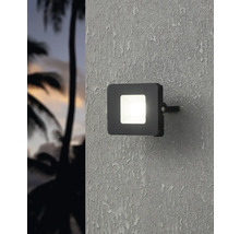 Reflector LED negru de exterior pe un perete