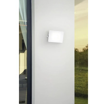 Lumină de perete exterioară pătrată pe un perete alb