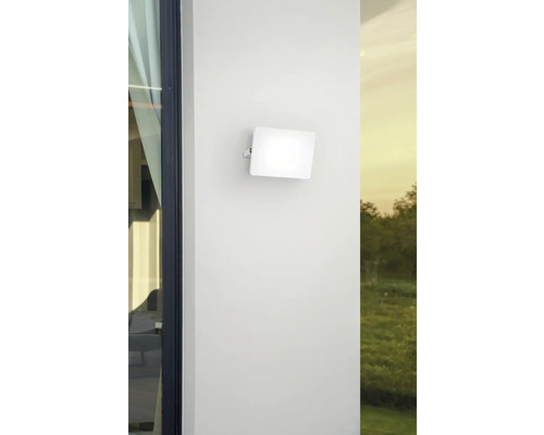 Lumină de perete exterioară pătrată pe un perete alb