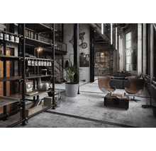 Interior de loft în stil industrial cu rafturi, scaune și decorațiuni