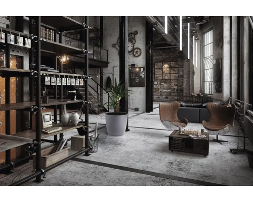 Interior de loft în stil industrial cu rafturi, scaune și decorațiuni
