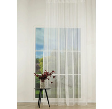 Scenă cu o draperie albă transparentă în fața unei ferestre, o măsuță și o vază cu flori.