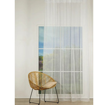 Cameră luminoasă cu fereastră, perdea și fotoliu din ratan