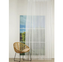 Scenă cu perdea de fereastră și scaun din ratan