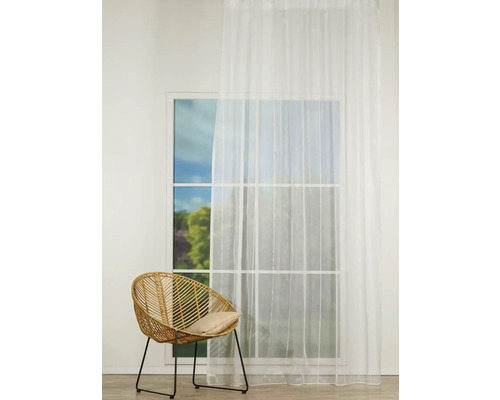 Scenă cu perdea de fereastră și scaun din ratan