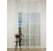 Fereastră cu perdea albă și măsuță cu vază