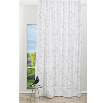 Cortină cu model de marmură în fața unei ferestre