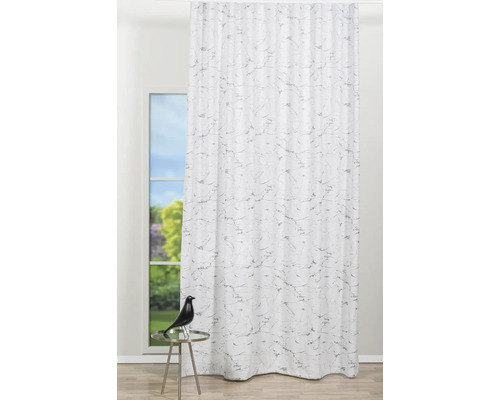 Cortină cu model de marmură în fața unei ferestre