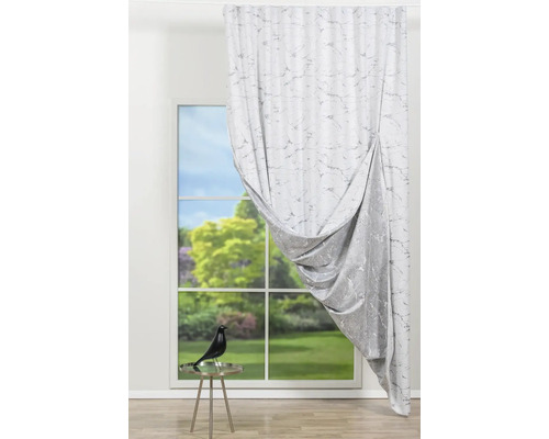 Șaluri decorative cu model de marmură în fața unei ferestre