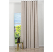 Perdea în fața unei ferestre cu vedere la verdeață