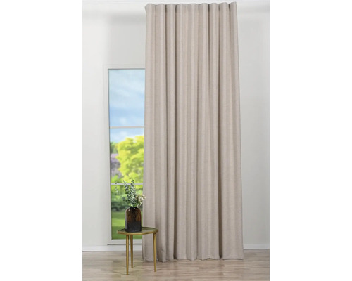 Perdea în fața unei ferestre cu vedere la verdeață