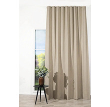 Perdea în fața unei ferestre cu o masă și o vază cu flori